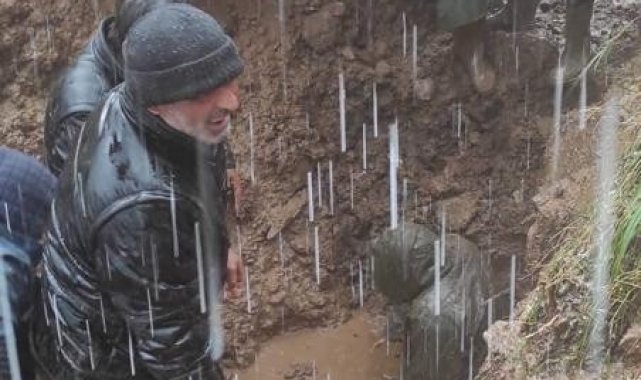 Kablo döşerken çamura saplanan işçi kurtarıldı