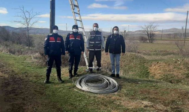 Kablo hırsızları suçüstü yakalandı