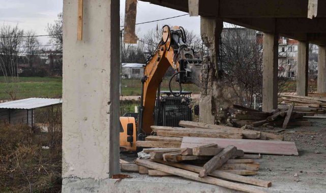 Kaçak işyeri inşaat aşamasında yıkıldı