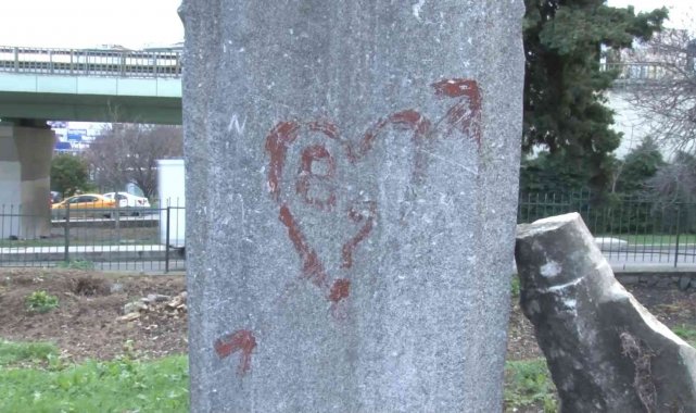 Kadıköy'de 400 yıllık tarihi mezarlık harabeye döndü