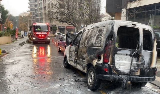 Kadıköy'de alev topuna dönen araç kamerada