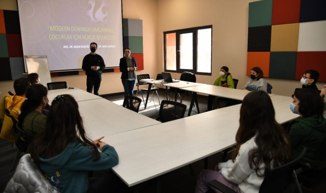 Kadıköy'de çocuklar hakları öğreniyor