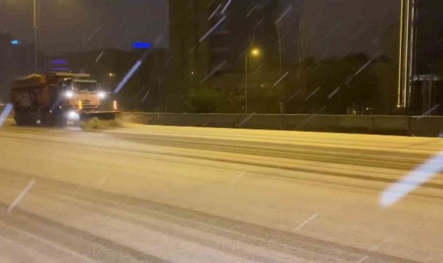 Kadıköy'de E-5 Karayolu beyaza büründü