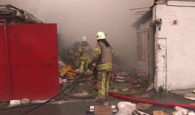 Kadıköy&#039;de hurdalıkta çıkan yangın 2 binaya sıçradı