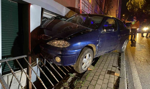 Kadıköy&#039;de otomobil iş yerine girdi