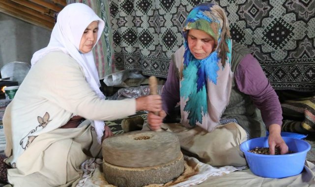 Kadim Türk lezzeti 'Kavut' asırlık el değirmeni ile sofralara ulaşıyor
