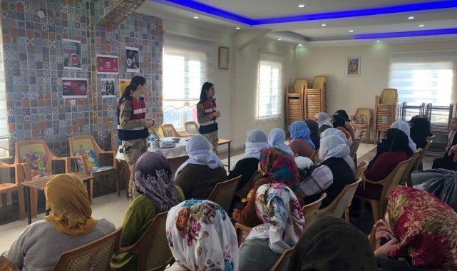 Kadın askerler köy kadınlarına KADES&#039;i tanıttı