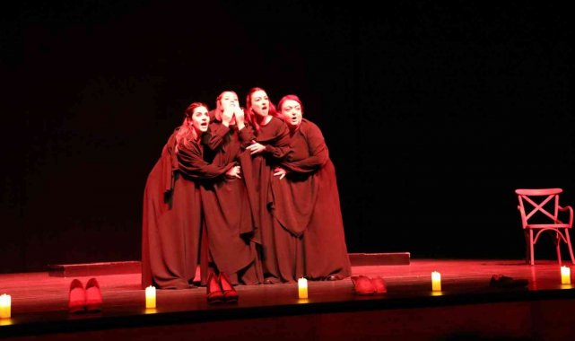 Kadına şiddete tiyatro ile dikkat çektiler