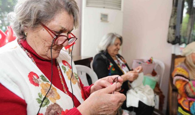 Kadınlar örgü örerek hem stres atıyor hem destek oluyor