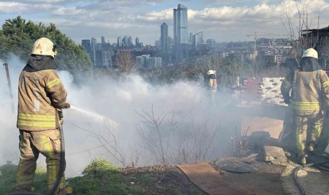 Kağıthane'de korkutan gecekondu yangını: Dumanlar gökyüzünü kapladı