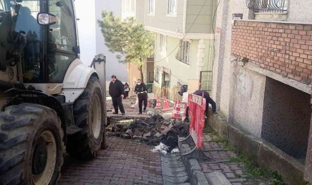 Kağıthane'de su borusu patladı, cadde sele döndü