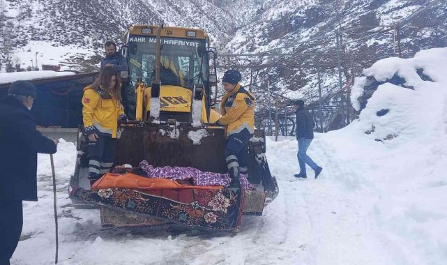 Kahramanmaraş'ta ambulansın ulaşamadığı hasta dozerin kepçesinde ambulansa taşındı