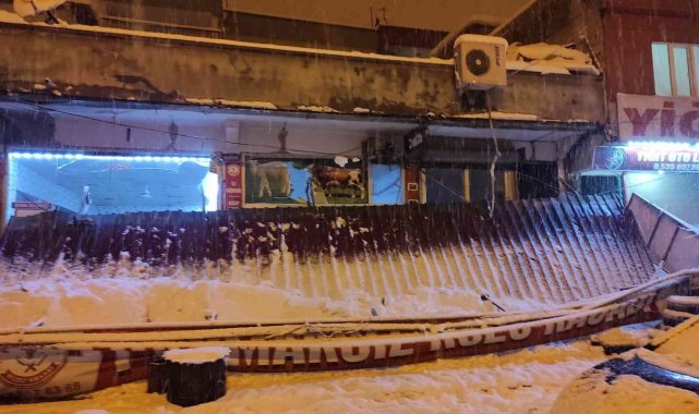 Kahramanmaraş'ta iş yerinin sundurması çöktü