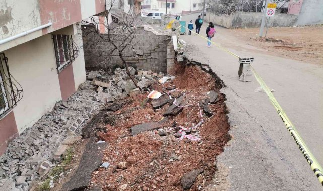 Kahramanmaraş&#039;ta istinat duvarı çöktü