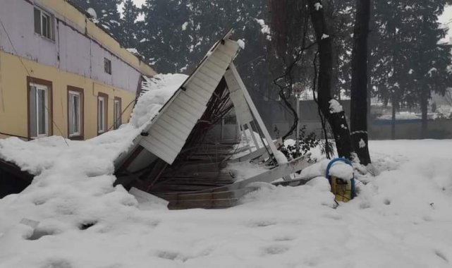 Kahramanmaraş&#039;ta kar nedeniyle çatılar çöktü