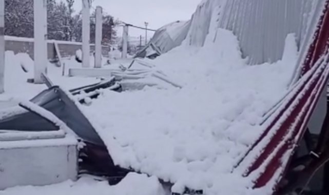 Kahramanmaraş'ta kar nedeniyle kapalı pazarın çatısı çöktü
