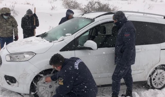 Kahramanmaraş&#039;ta karda mahsur kalan 5 kişi kurtarıldı