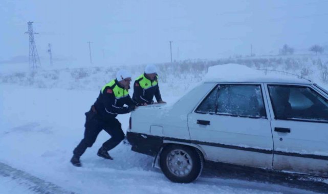 Kahramanmaraş'ta yolda kalan vatandaşlara yardım