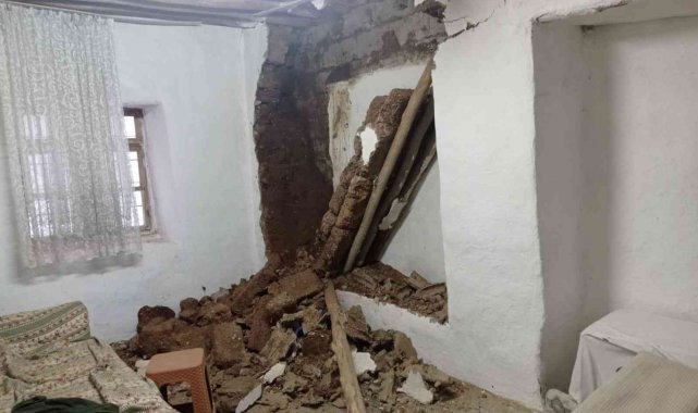 Kahta'da etkili olan kar evin duvarını yıktı