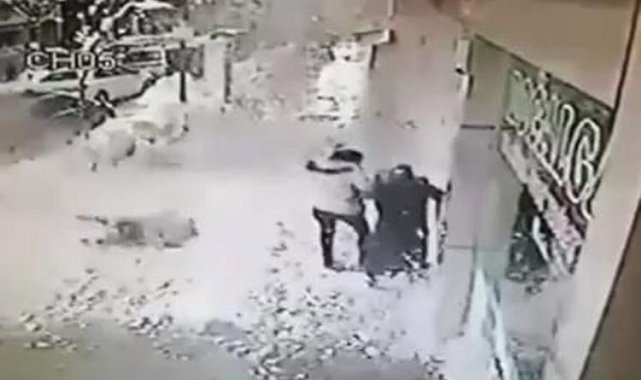 Kaldırımda yürüyen genç kızın üzerine çatıdan kar kütlesi düştü
