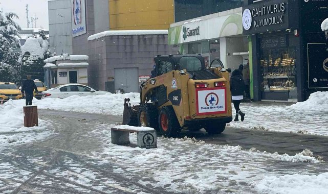Kaldırımlar bu makine ile temizleniyor