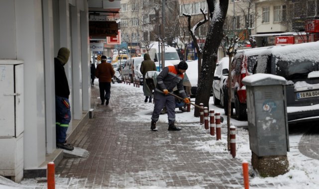 Kaldırımlar kar ve buzdan temizleniyor