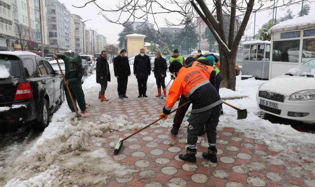 Kaldırımlarda kar temizleme çalışmaları