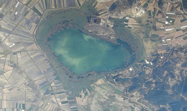 Kalp şekli ile dikkat çeken Gölhisar Gölü kısmen dondu