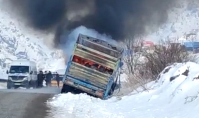 Kamyon alev alev yandı, karayolu trafiğe kapandı