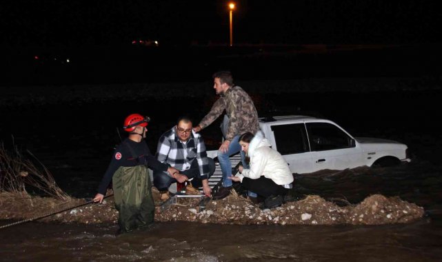 Kamyonet akıntılı Boğaçayı&#039;na düştü, mahsur kalan 3 kişi botla kurtarıldı