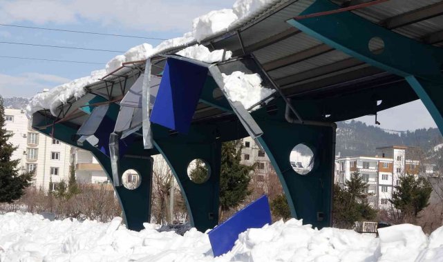 Kapalı semt pazarının bazı bölümleri kar yağışına dayanamadı