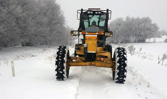 Kapanan köy yolları için ekipleri sabaha kadar çalıştı
