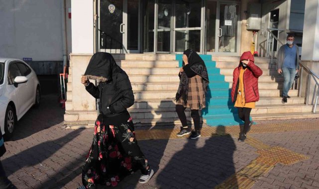 Kapıyı kırmaya çalışan 3 kadın hırsız suçüstü yakalandı