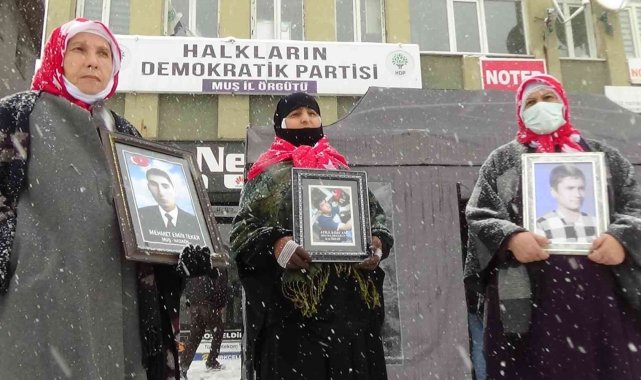 Kar altında evlat nöbeti