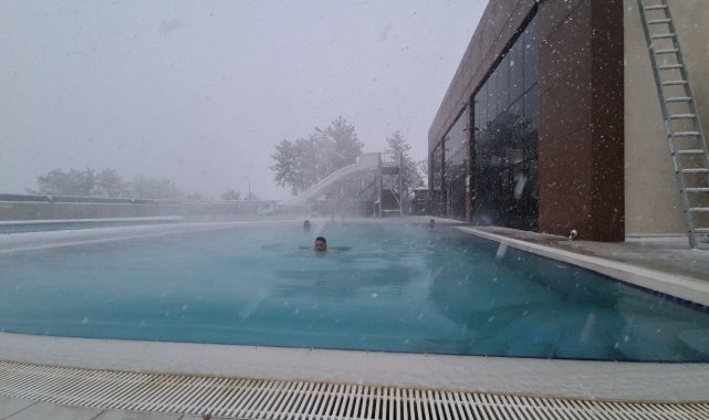 Kar altında termal havuz keyfi