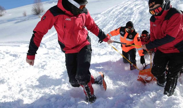 Kar altında zamana karşı yarış