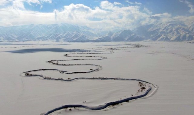 Kar altındaki menderesler görenleri mest ediyor