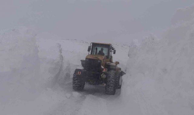 Kar araçların boyunu aştı, hastaya 2 gün sonra ulaşıldı