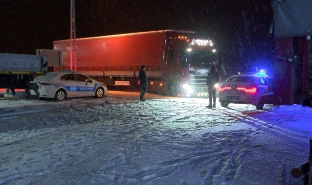 Kar bastırdı, tır sürücüleri yolda kaldı