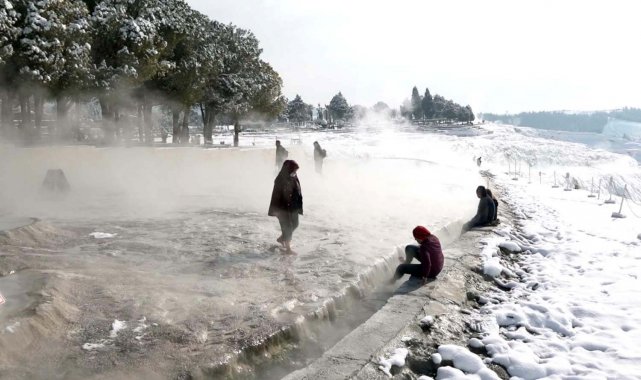Kar beyaz cennet Pamukkale'nin güzelliğine güzellik kattı