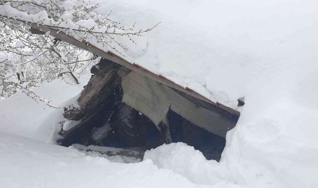 Kar çatıları çökertti