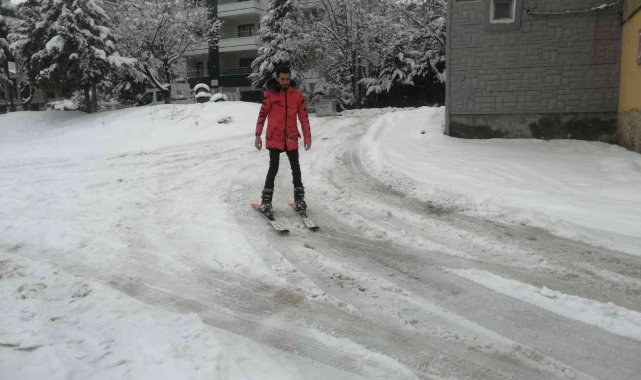 Kar Elazığ&#039;ı kapladı, 3 kafadar kayak takımlarını alıp caddeleri kayakla gezdi