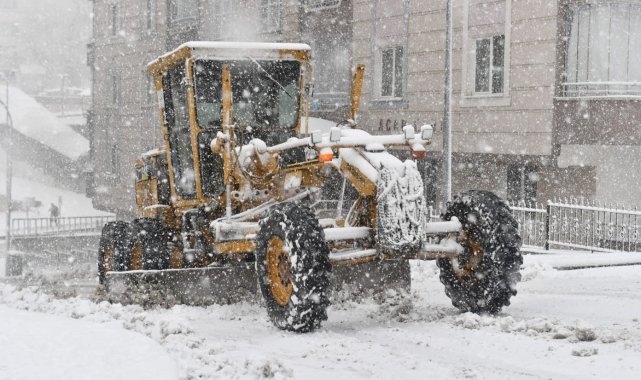 Kar Erzurum'da hayatı felç etti, bin 186 mahallenin 700'üne ulaşım sağlanamıyor
