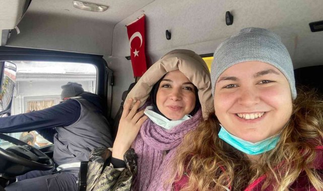 Kar esaretinde hastaneye iş makinesiyle giden ebeler, o anları anlattı
