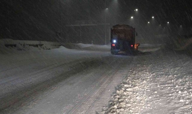 Kar etkisini arttırdı, ekipler çalışmalarını sürdürüyor