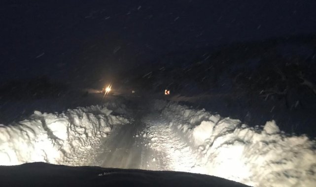 Kar kalınlığı 1 metreyi aştı, sağlık çalışanları ve hastaların imdadına büyükşehir ekibi yetişti