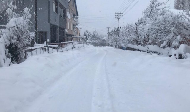 Kar kalınlığı 90 santimetreyi buldu, vatandaş metreyle ölçtü