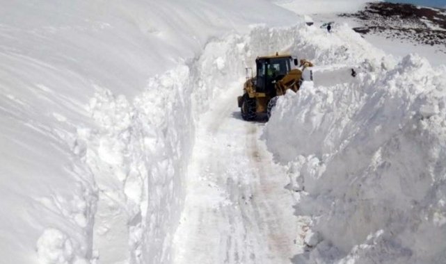 Kar kalınlığı iş makinelerinin boyunu aştı