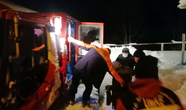 Kar kalınlığının 1,5 metreyi bulduğu köyde mahsur kalan hasta paletli kar aracıyla hastaneye ulaştırıldı