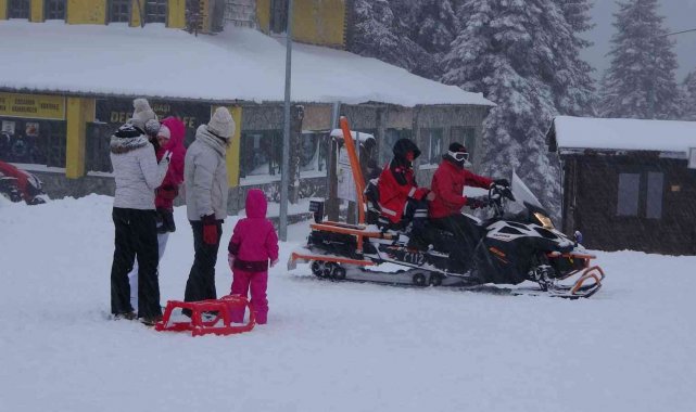 Kar kalınlığının 40 santimetreyi aştığı Ilgaz Dağına, kayak tutkunlarından yoğun ilgi